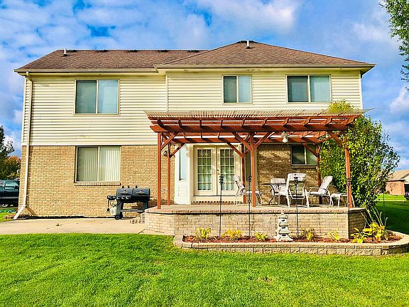 Two tier masonry patio