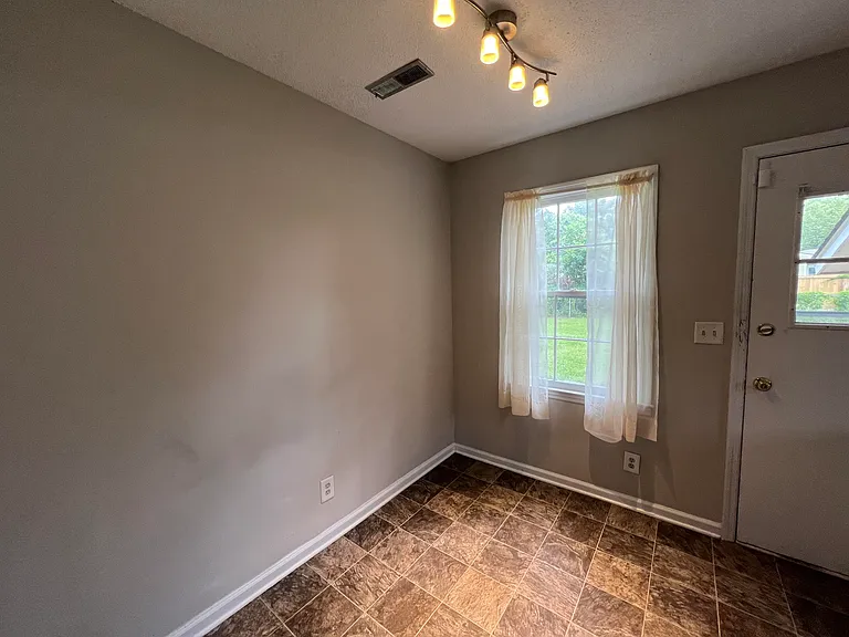 103 Dorchester Manor Blvd — Photo 4