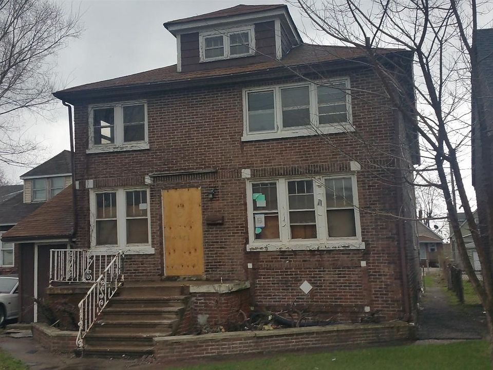2nd image of 415 E Chicago Ave