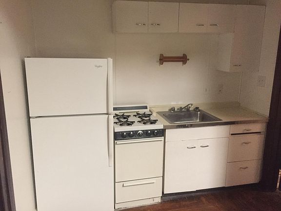 3rd image of 261 W 21st St #1