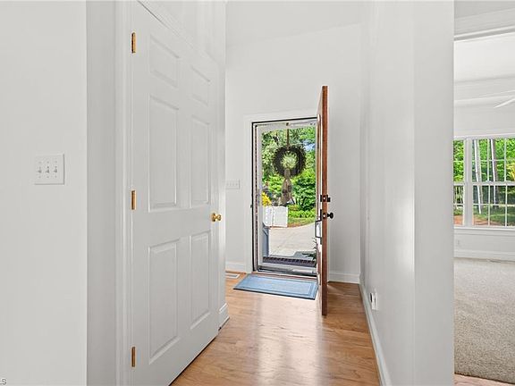 4th image of 26 Robinhood Cir