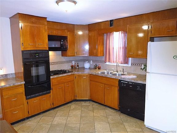 4th image of 409 Ideal St
