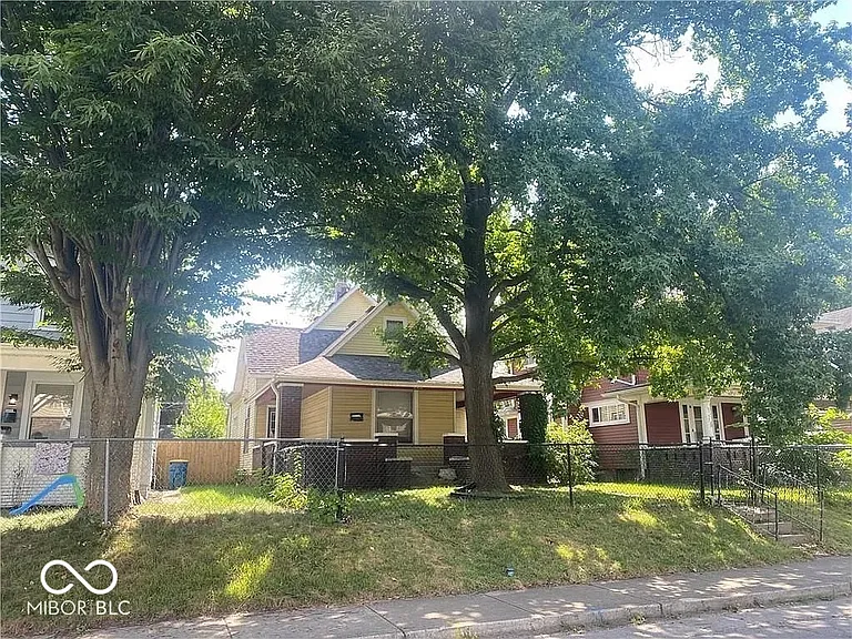1201 N Oxford St — Photo 1