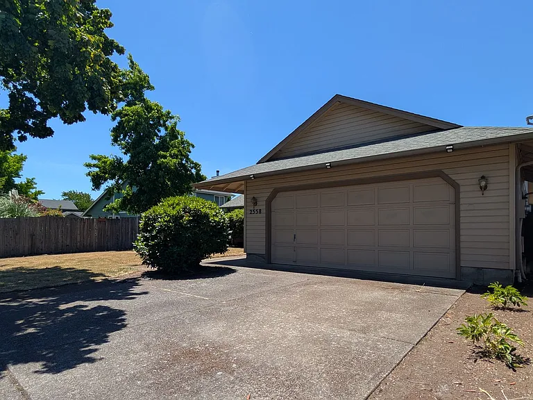 2558 Cubit St — Photo 2