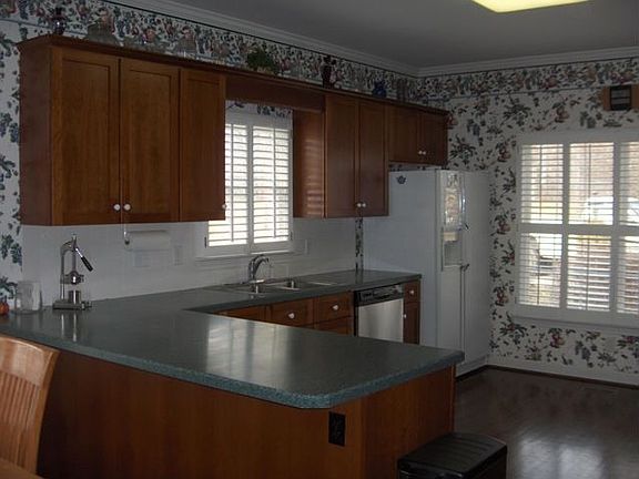 Large eat in kitchen, with pantry and desk, hardwood floors