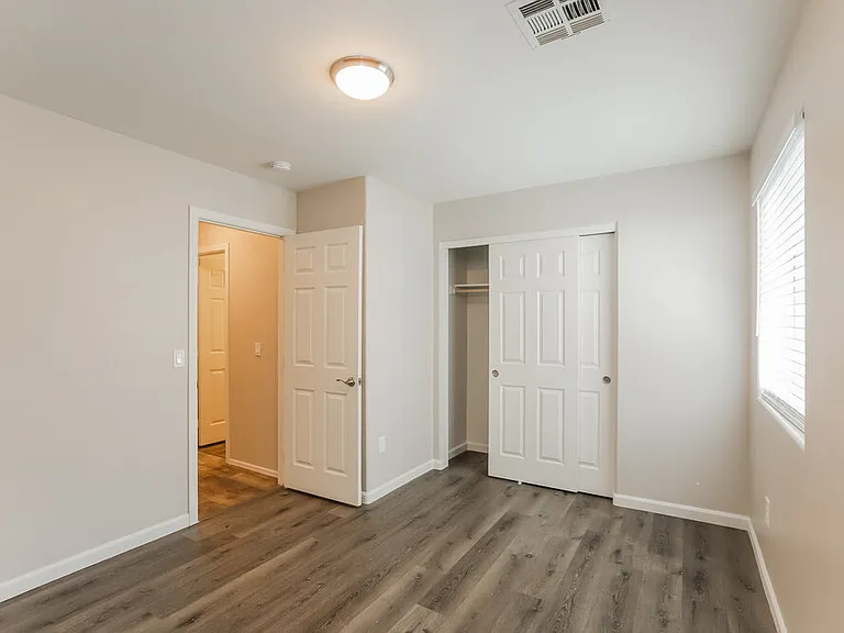 1114 E Fraktur Rd — Photo 13