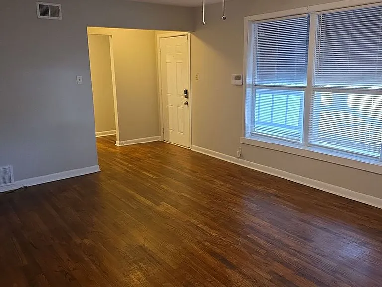 1811 W College St — Photo 2