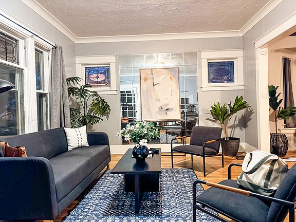 Spacious living room w hardwood floors.