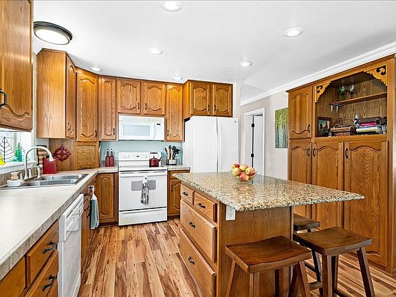 3rd image of 77 Arbutus Dr