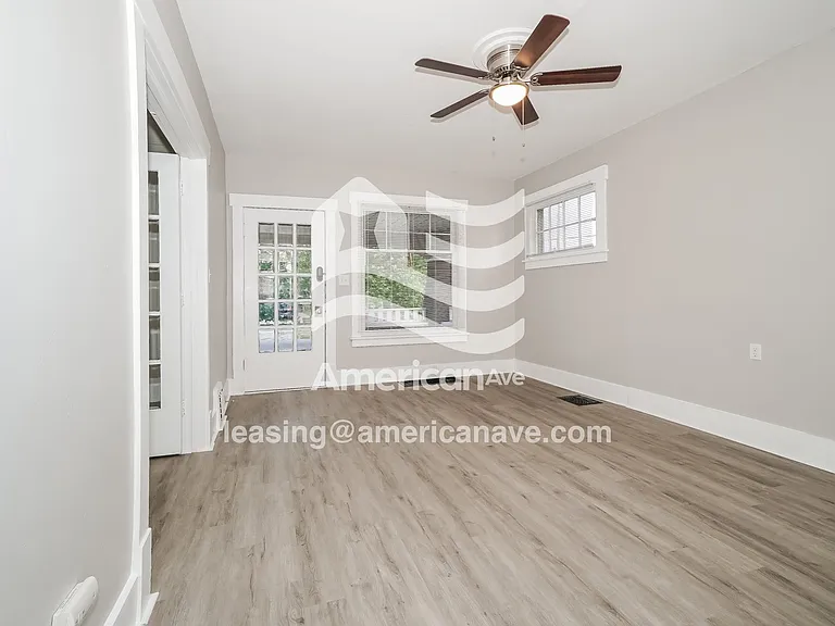 1215236_002_living_room_12825334.jpg