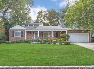 40 Radnor Rd, Great Neck, NY 11023