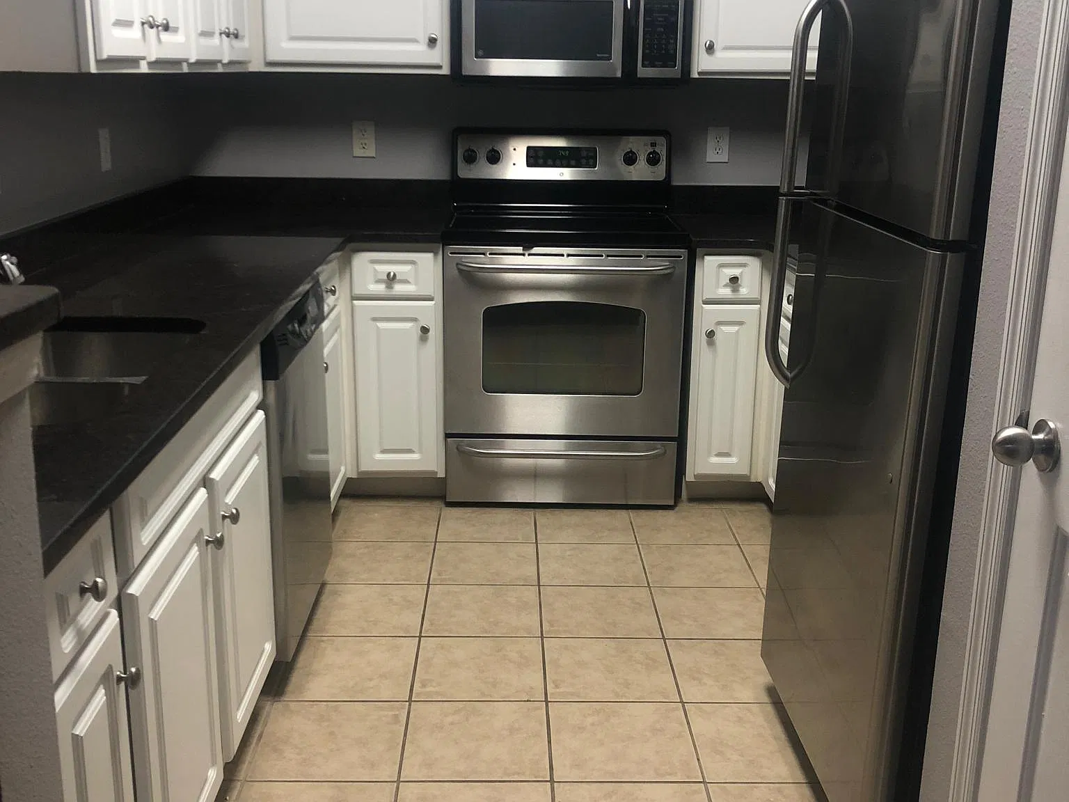 1 bed, 1044 sqft, $1,900 — Photo 2