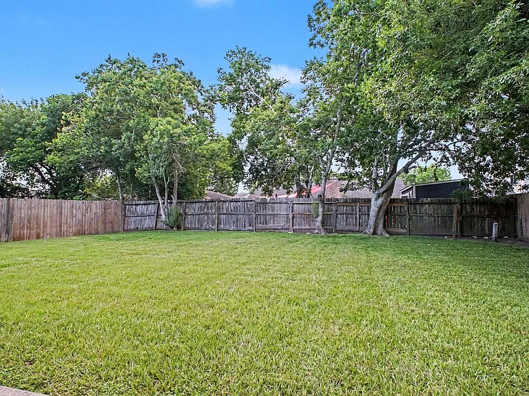215 Redbud Cir — Photo 17