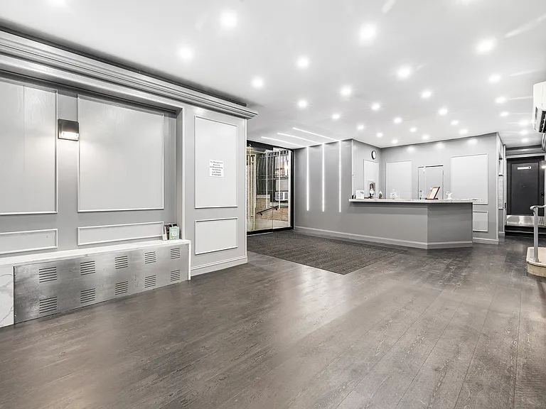 341 W 45th St #/511 — Photo 9