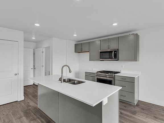 5th image of 1846 E Fall St