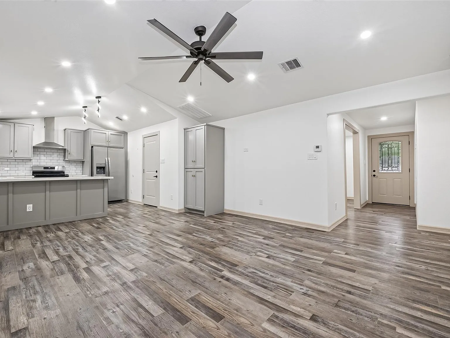 3 bed, 2.0 bath, 1492 sqft, $2,300 — Photo 4