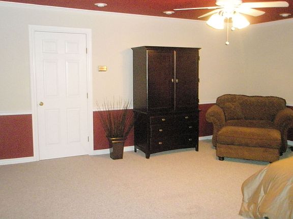UPSTAIRS BONUS ROOM/GUEST SUITE!