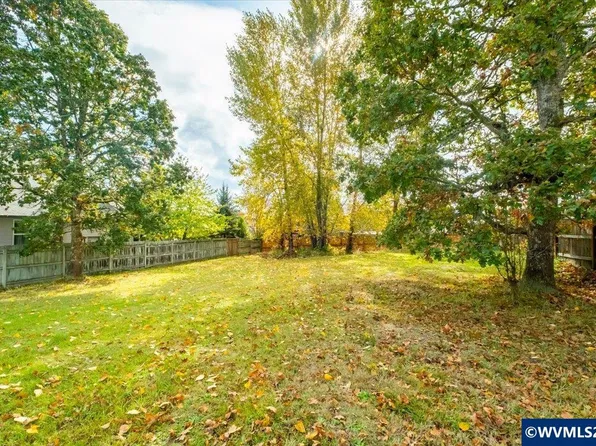 2040 Valley View Dr NW, Albany, OR 97321