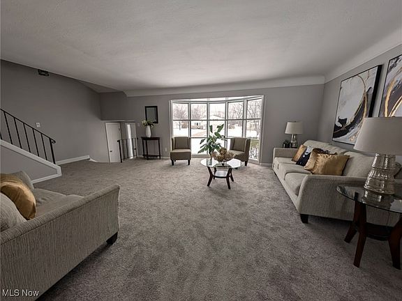 3rd image of 985 Rose Blvd