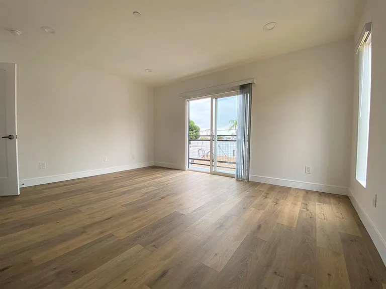 545 1/2 N Kingsley Dr — Photo 7