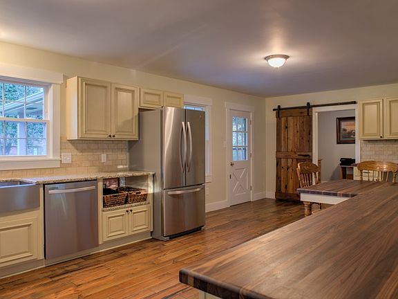 3rd image of 806 Ironwood Dr