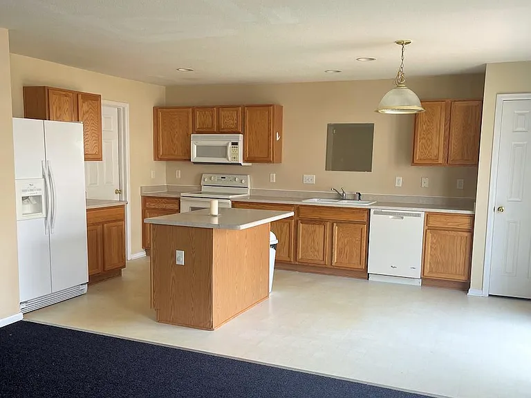 983 Canary Ct — Photo 4