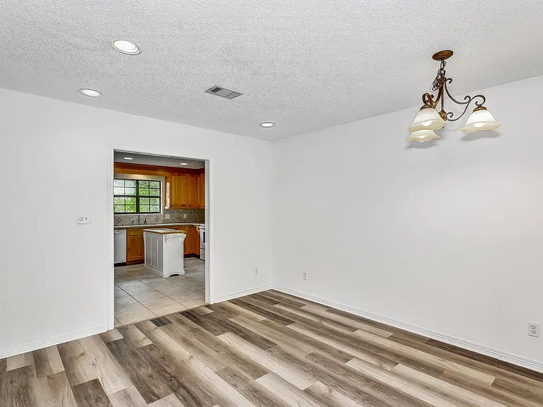 1960 Woodbridge Dr — Photo 14