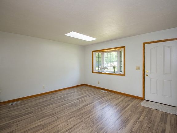 2nd image of 1934 Renfrew Dr