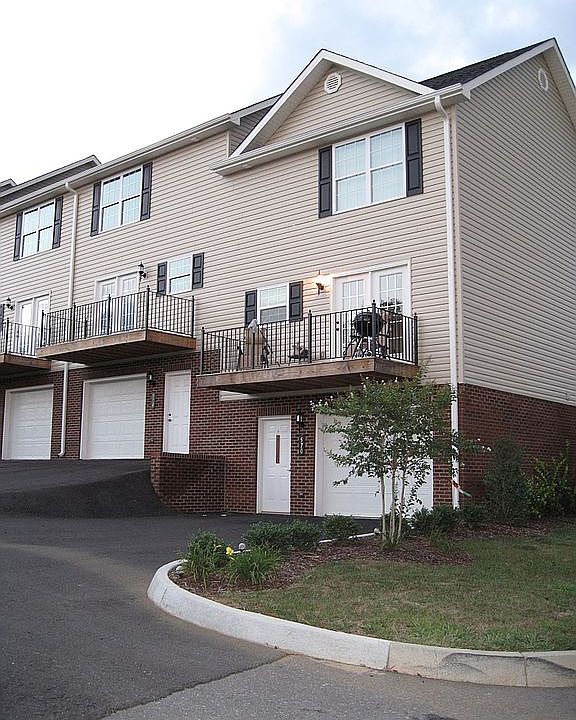 1st image of 582 Grays Pointe Ct