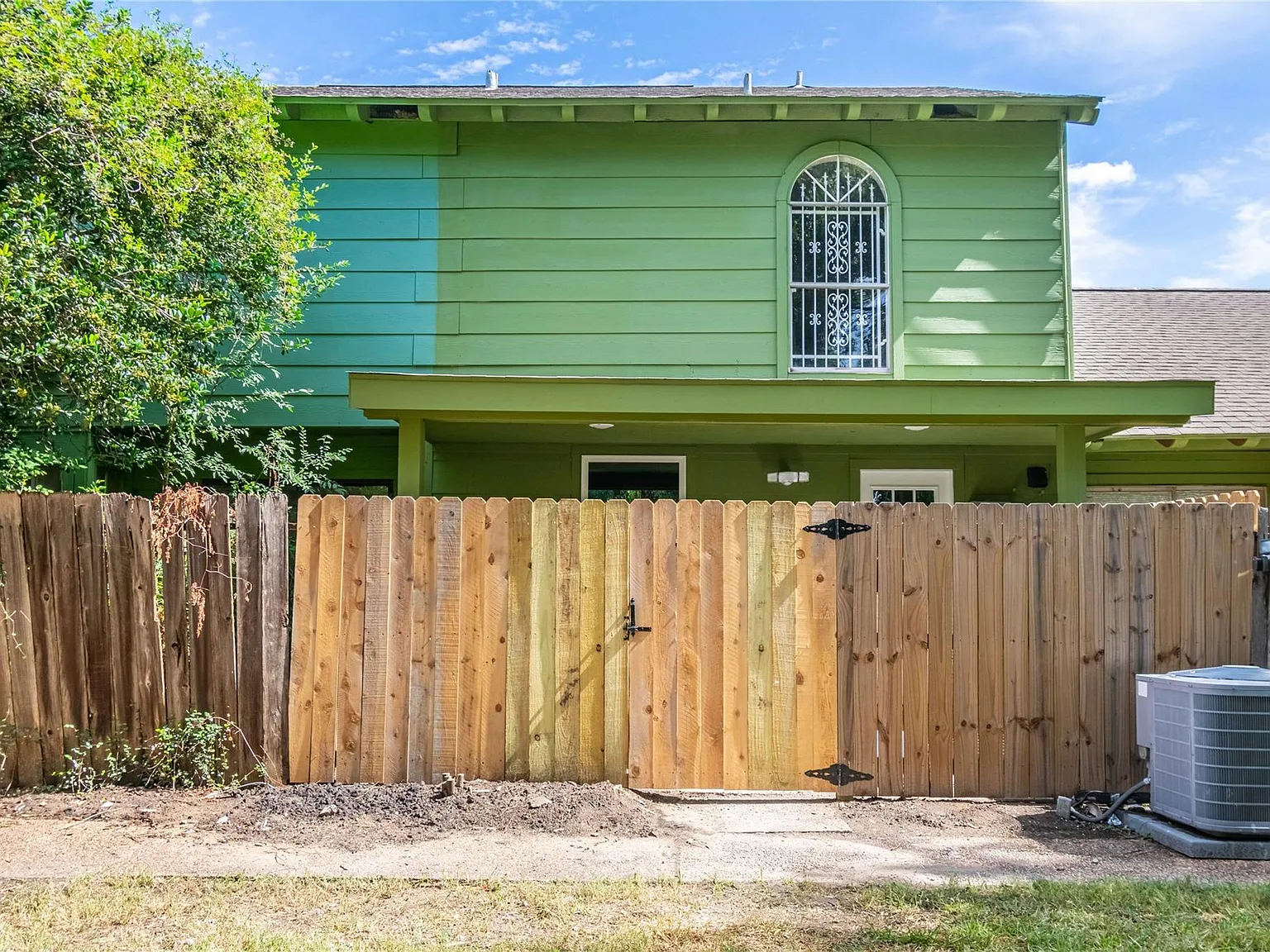 2 bed, 1.5 bath, 1032 sqft, $1,600 — Photo 2