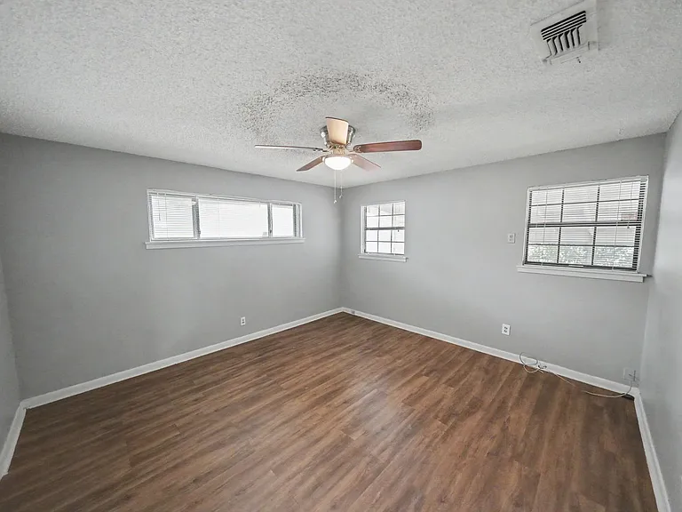 12715 Middle Ln — Photo 29