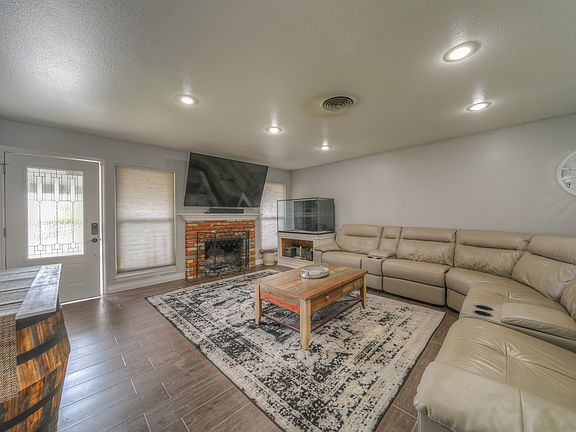 5th image of 410 E Hacienda Dr