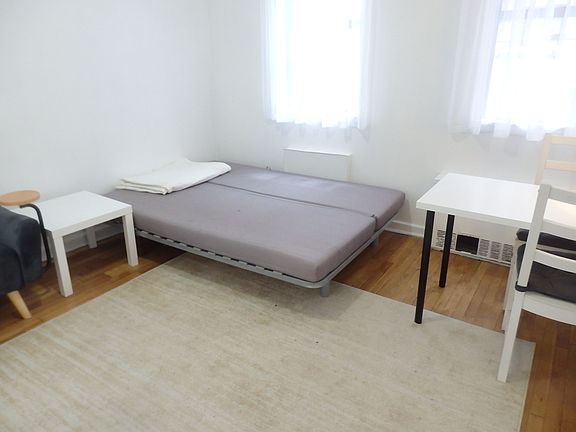 3rd image of 415 W 47th St #1C