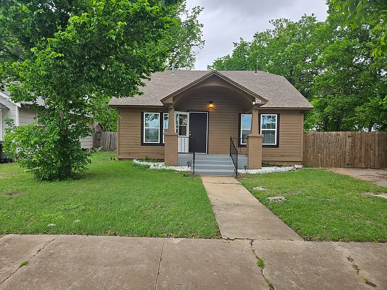 209 NW Arlington Ave — Photo 1