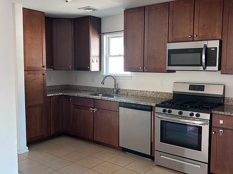 1060-1062 E Grand St #2 — Photo 8