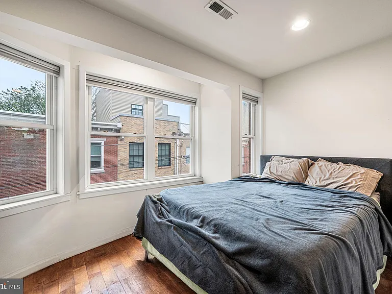1014 S Bouvier St — Photo 17