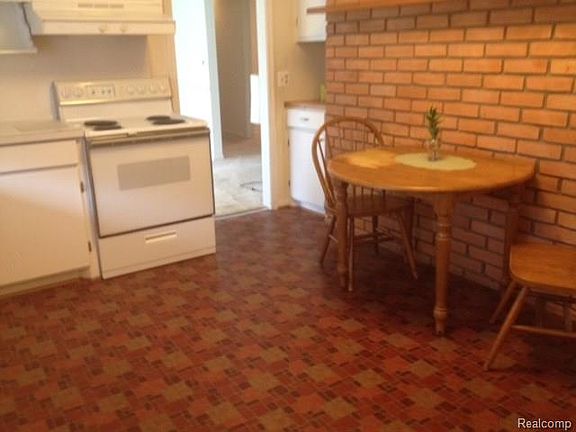 4th image of 2142 Lake Wind Dr