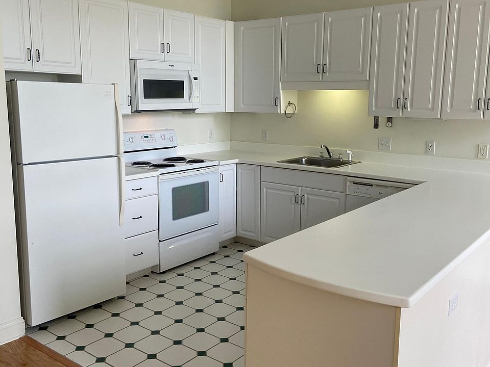 1st image of 8 Lincoln St APT 102