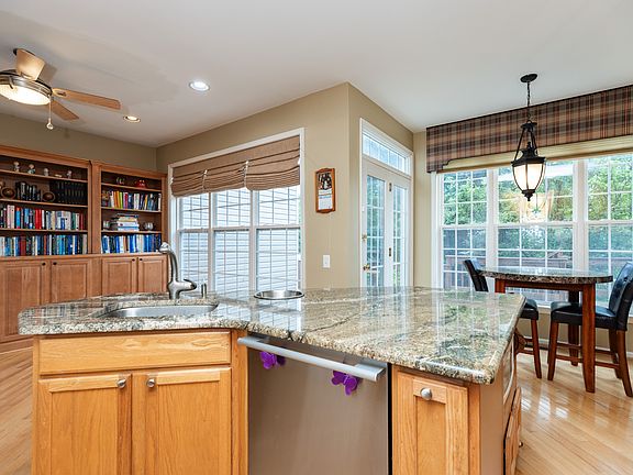4th image of 703 W Oakmeade Dr