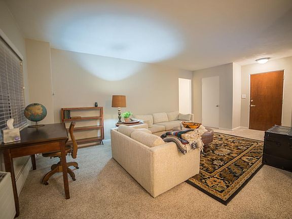 2nd image of 4821 Roanoke Pkwy APT 401