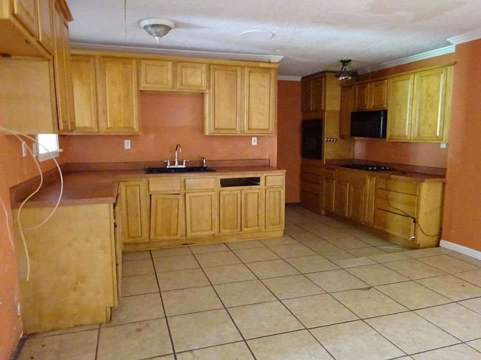 2nd image of 2021 Waters Dr
