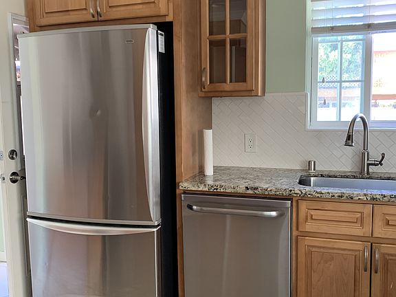 4th image of 1447 Gordon St