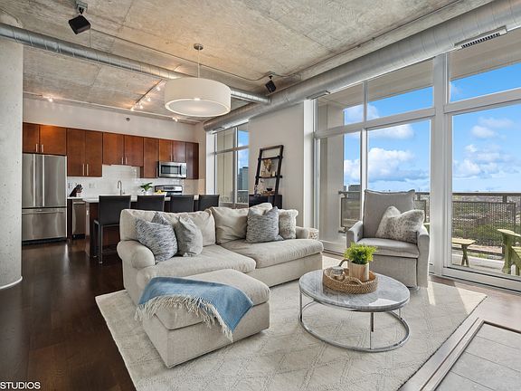 2nd image of 700 N Larrabee St APT 1415