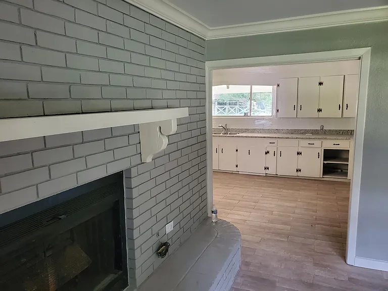 2409 N Day Dr — Photo 10