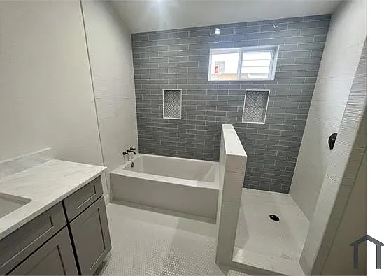 3 bed, 1350 sqft, $2,328 — Photo 3