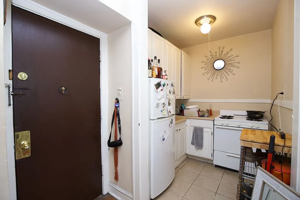 Fabulous Studio, 1 Bath at Hamlin + Milwaukee (Avondale) — Photo 2