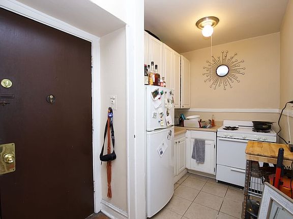 2nd image of 3121 N Hamlin Ave #M4