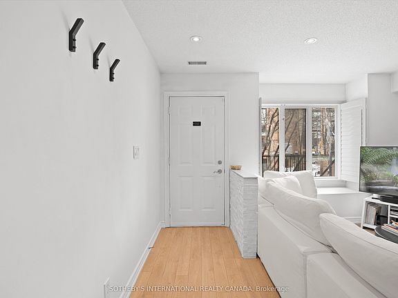 3rd image of 208 Niagara St #18