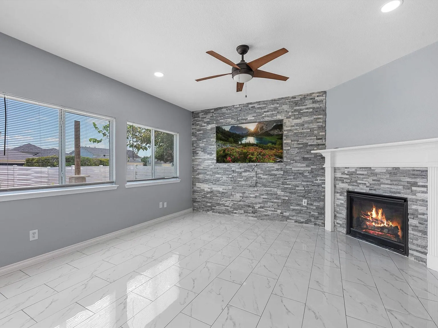 4 bed, 2.5 bath, 2188 sqft, $2,100 — Photo 2