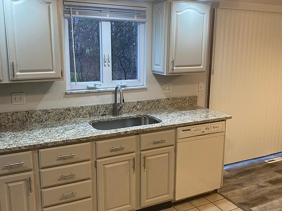 2nd image of 1558 Robin Ln
